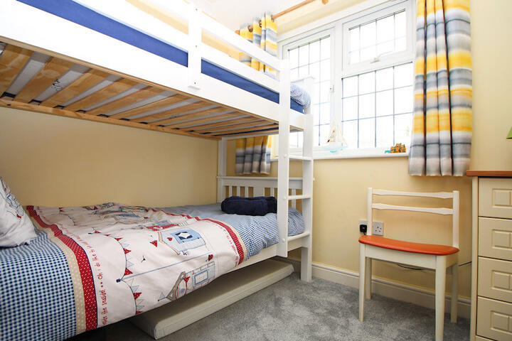 Twin Bedroom (Bunk Beds)